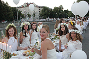 Diner en Blanc auf dem Wehrsteg - Praterinsel am 19.07.2016  (©Foto: Marikka-Laila Maisel)